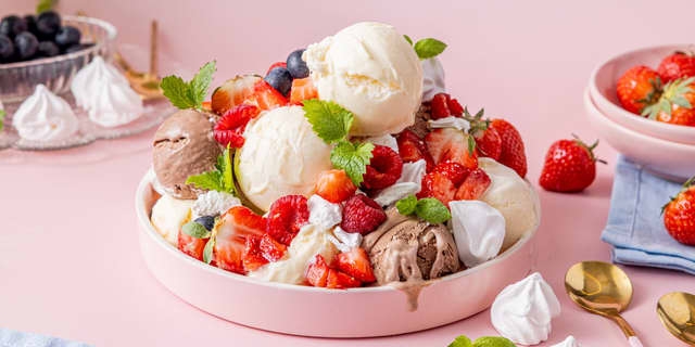 Fordel iskremen i dessertglass eller skåler, og topp med pikekyss og bær. Du kan også servere desserten på et stort fat, så kan alle forsyne seg selv.