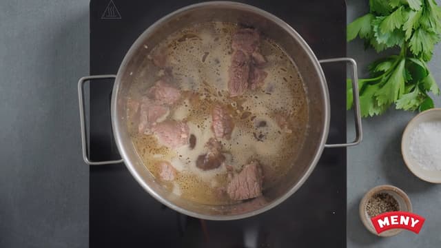 Ha på vann og kok opp. Skum av med en skje underveis, da får du klar og fin kraft.
