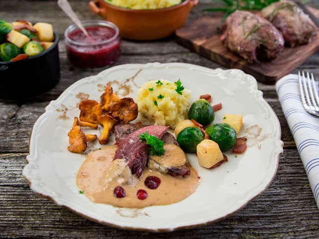 Ovnsstekt rypebryst med fløtesaus og potetmos