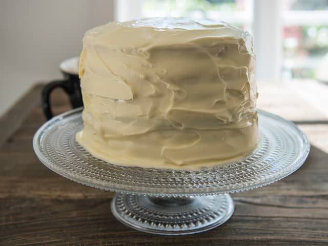 Når alle lagene er på, dekker du hele kaken med frosting.