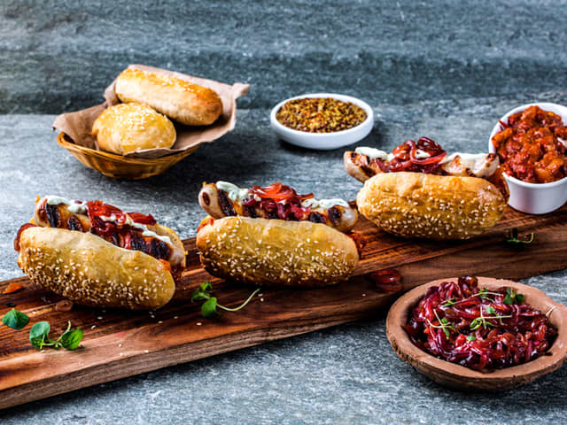 Dijonpølse i hjemmelaget pølsebrød