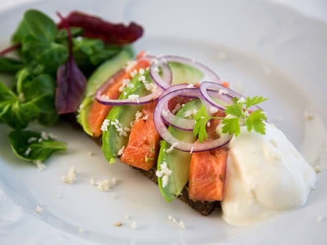 Rakfisksmørbrød med avokado og pepperrotkrem