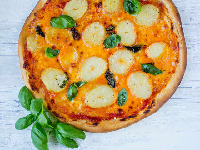 Pizza margherita med potet