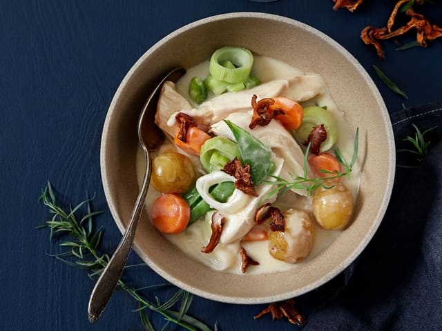 **Saus:** Smelt smør i en kjele og tilsett melet. Rør med en flat tresleiv et par minutter på svak varme. Skal ikke brunes. Spe med kraften, eplemosten og fløten.