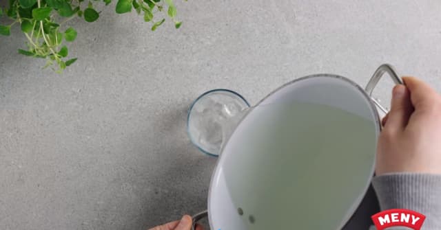 Hell kokt pasta i et dørslag og ha den tilbake igjen i kasserollen. Ta vare på cirka 1 ½ dl av kokevannet når du heller den perfekt kokte pastaen over i et dørslag.
