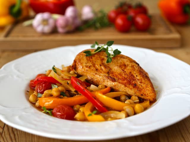 Ovnsbakt kylling med kikerter og paprika
