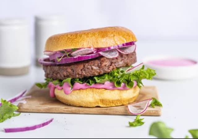 Vegetarburger med røbet og reddik