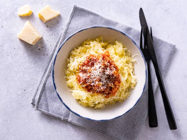 Anrett på tallerken og topp med tomatsaus, revet parmesan og grovhakkede urter.