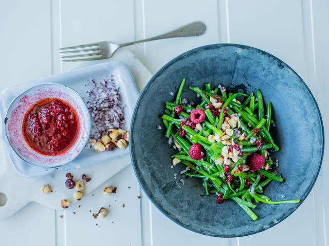 Aspargesbønner med bringebærdressing og hasselnøtter