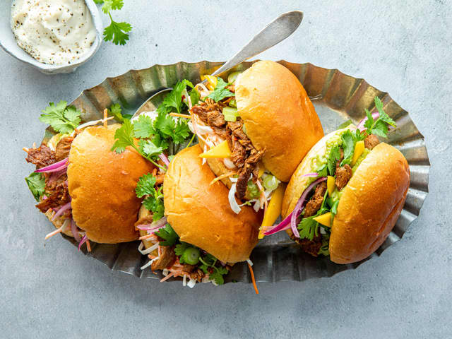 Vegetarsliders med mango og syltet rødløk