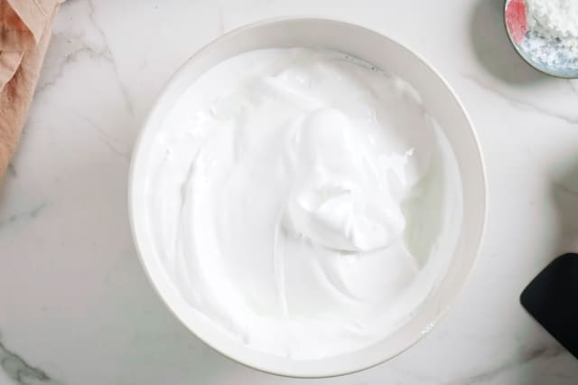 **Marengs:** Visp eggehvitene sammen med saltet i en kjøkkenmaskin til de begynner å bli hvite og luftige. Det er veldig viktig at bollen er helt ren!