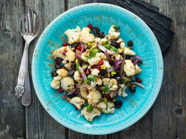 Stekt blomkål med rødløk, rosiner og ingefær