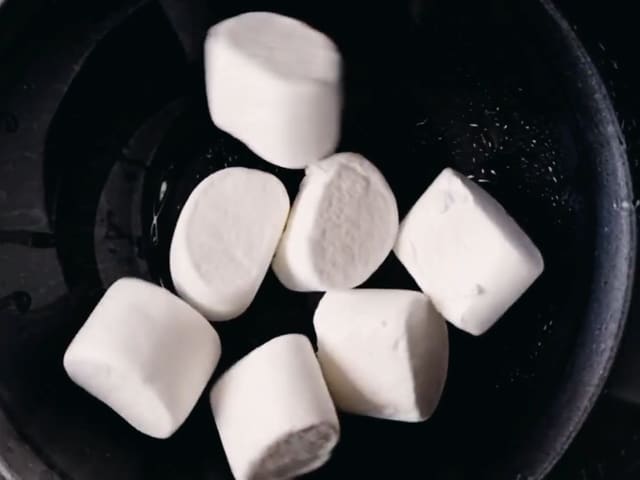 **Spindelvev:** Kok opp vann i en kjele og sett en bolle over. Ha marshmallowsene i bollen.