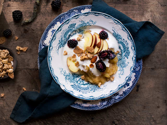 Hjemmelaget eplemos med yoghurt og granola