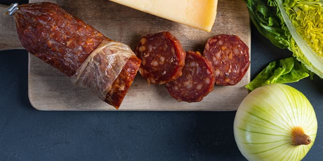 **Nykålsalat:** Del chorizoen i skiver, og stek skivene i en stekepanne til de er sprø. Tilsett finhakket løk og fres den blank sammen med chorizo.