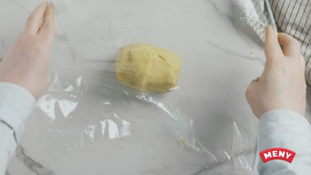 Kna deigen videre for hånd på benken. Dekk deigen til med plast og sett kaldt i minst 20 minutter.
