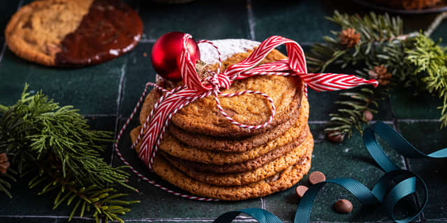 Avkjøl cookiesene i noen minutter på stekebrettet, før du flytter dem over på en rist og avkjøler dem til de er klare til å spises.