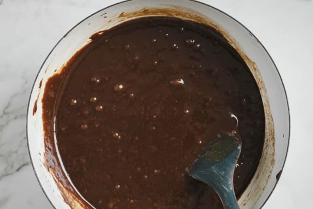 Bland egg og sukker raskt sammen, og vend dette inn i sjokoladen. Bland inn resten av ingrediensene, og til slutt 100 g grovhakket sjokolade.