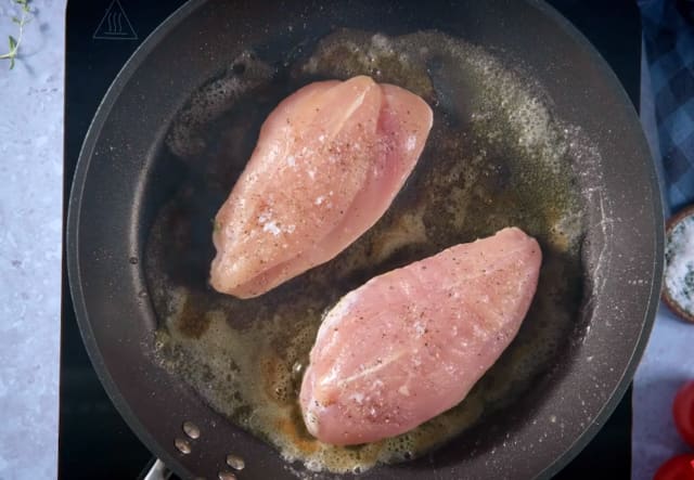 **Kylling** Krydre kyllingbrystene med salt, pepper, chiliflakes og limeskall. Brun kyllingen i olje til de er gylne på begge sider.