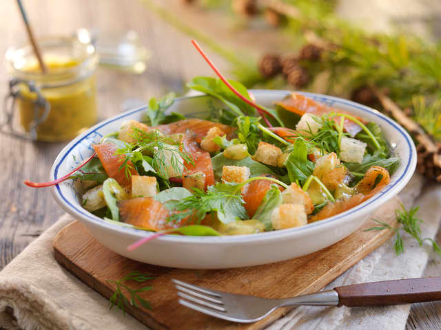 Salat med gravlaks og enkel sennepssaus