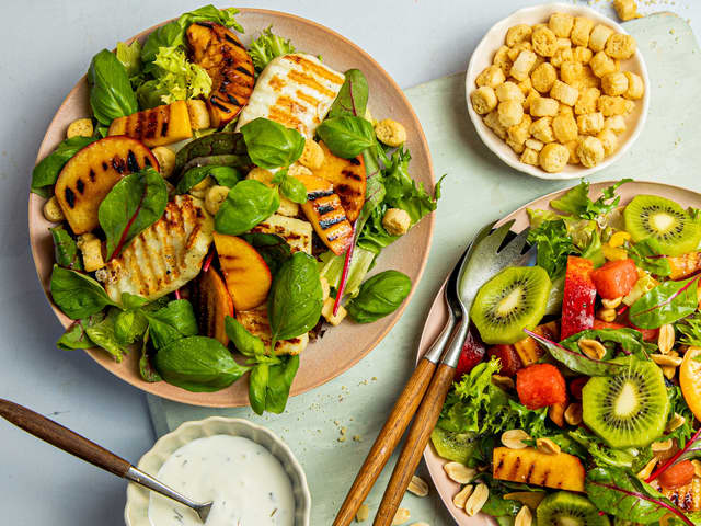 Halloumisalat med grillet frukt