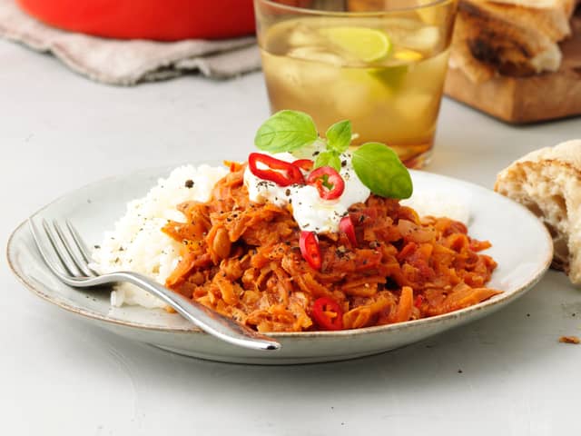 Server chilien med ris og topp med ønsket mengde creme fraiche og fersk oregano. Smak til med tabasco.