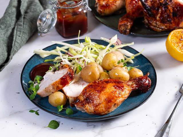 Server saftig kylling med kålsalat og poteter. Sett frem litt ekstra BBQ saus til dem som har lyst på det.