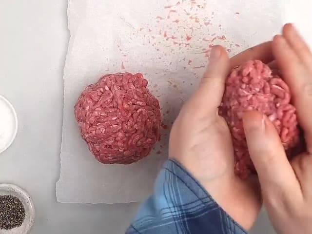 **Smash burger:** Krydre kjøttdeigen med litt salt og pepper etter smak og kna den sammen. Del så i fire runde kjøttboller.