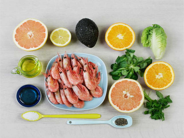 Frisk og sommerlig salat, men som smaker godt hele året. Denne salaten kan også lages med roastbiff eller strimler av grillet kylling.