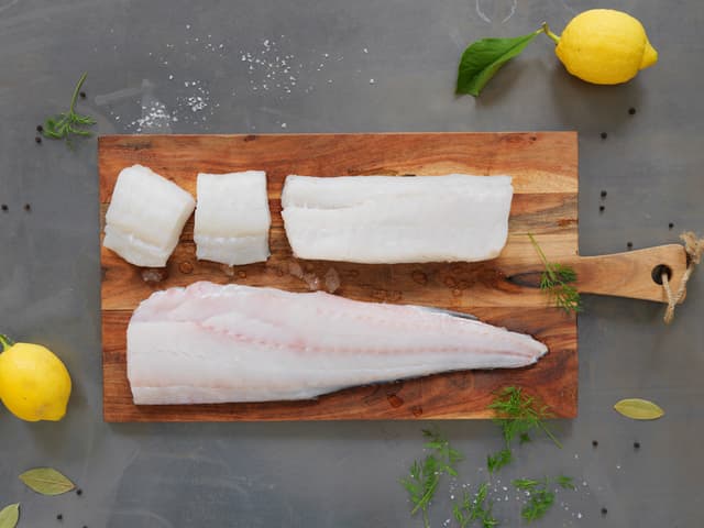 **Skrei:** Skyll fileten godt under rennende kaldt vann og klapp den tørr med kjøkkenpapir. Skjær i jevne porsjonsstykker.