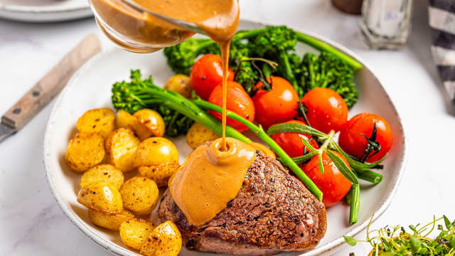 Skjær kjøttet i skiver. Dandér indrefileten på tallerkener sammen med sprøstekte perlepoteter, ovnsbakte tomater og saus.