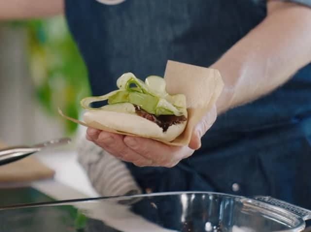 **Tilbehør:** Del avokado i skiver, hakk koriander og finsnitt vårløken.