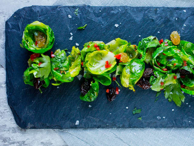 Stekt rosenkål med rosiner, chili og persille