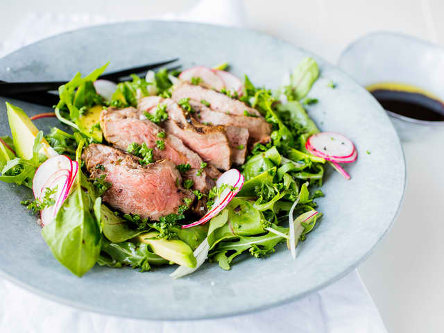 **Lag dressing:** Bland sammen balsamico og olivenolje. Tilsett salt og pepper etter smak.