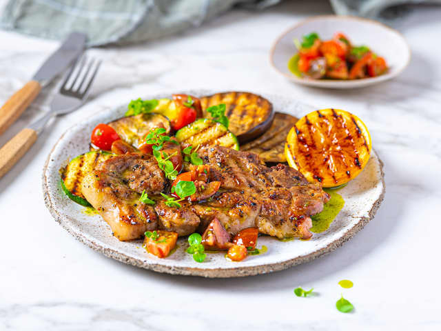 Nakkekoteletter med middelhavsgrønnsaker