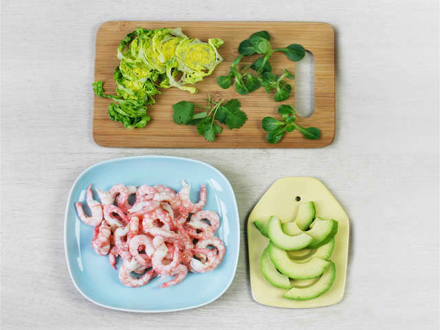Pill reker, vask og kutt salat, hakk koriander, og skjær avokado i biter.