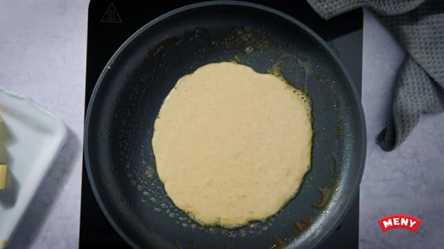 Stek tynne pannekaker på forholdsvis sterk varme. Snu dem når de har stivnet på oversiden og fått fin og gyllen farge på undersiden.