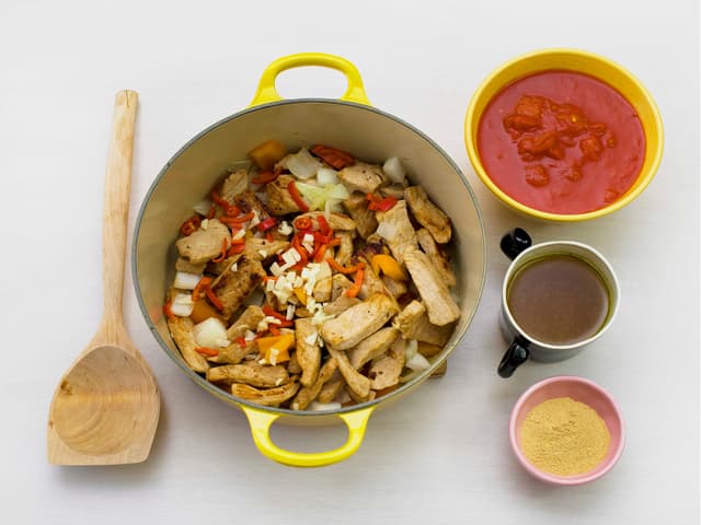 Brun svinefilet i olje i en gryte. Ha i løk, hvitløk, chili og paprika og stek videre i ca. 3 min.