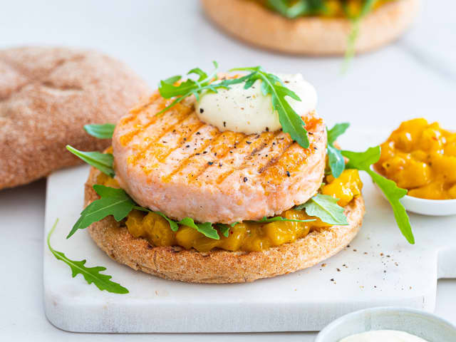 Grillet lakseburger med mangosalsa