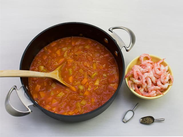 Pill og ha i reker, og smak til med salt og pepper.