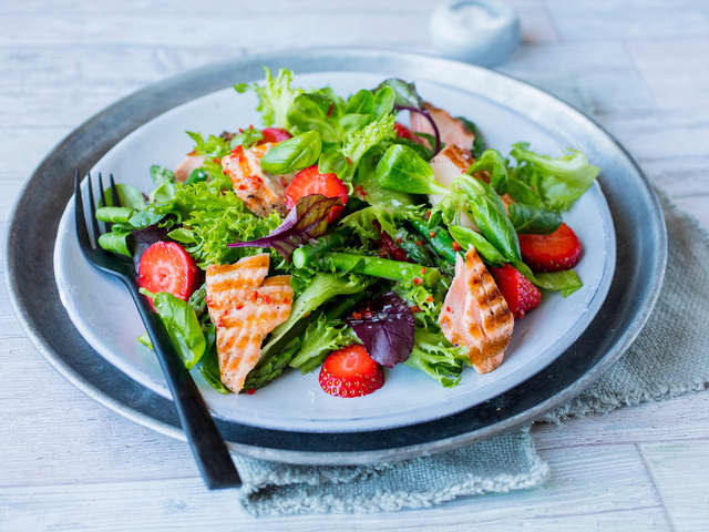 Salat med asparges, laks og jordbær