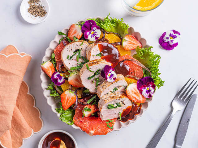 Server gjerne den fylte svinefileten med salat og BBQ saus.