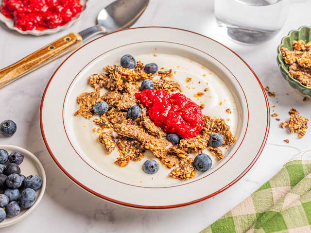 Yoghurtbowl med knekkebrød og syltetøy