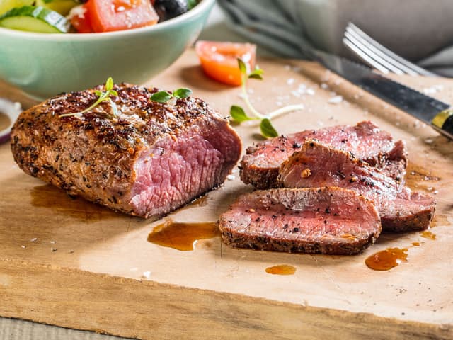 Krydre fårefileten med salt og pepper. Grill på direkte varme til kjøttet har en kjernetemperatur på 58 grader. La kjøttet hvile i 5 minutter før servering.