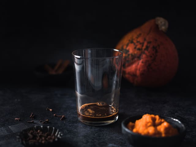 Hell en dobbel espresso i hvert glass. Fyll deretter glassene med melkeblandingen.
