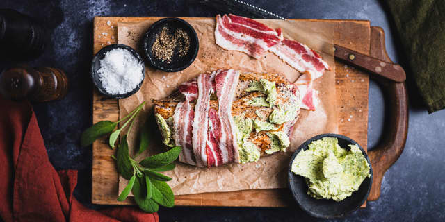 Salte og pepre kalkunfileten. Brun den raskt i litt smør i en stekepanne. Smør kalkunfileten inn med urtesmør, og surr deretter baconskiver rundt.