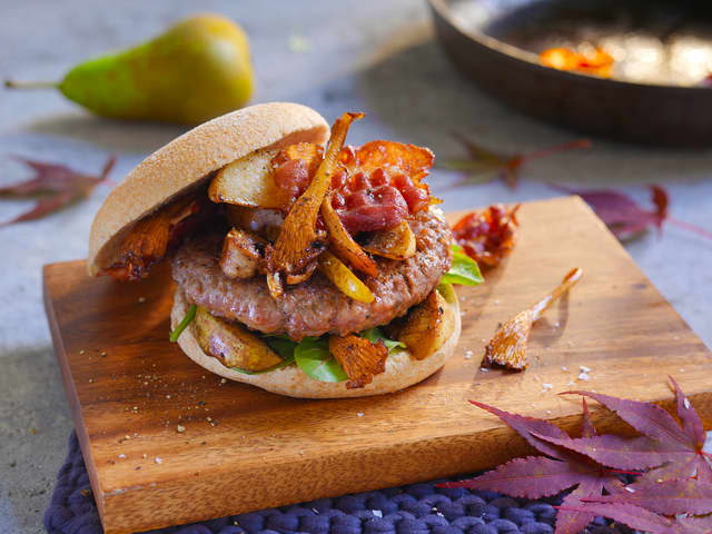 Elgburger med kantareller og sprøstekt bacon