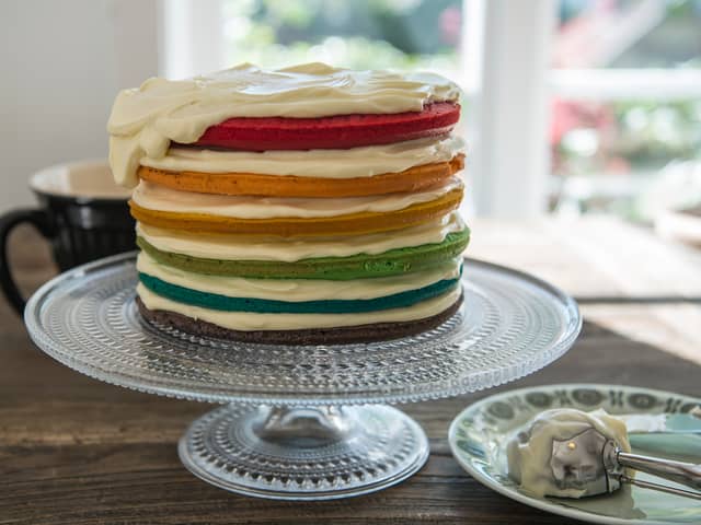 Smør et lag smørkrem, legg på en ny kakebunn og fortsett slik til du har en høy, flott kake med 6 ulike kakelag.