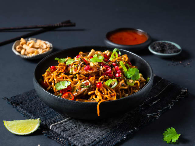 Wok med biff og nudler