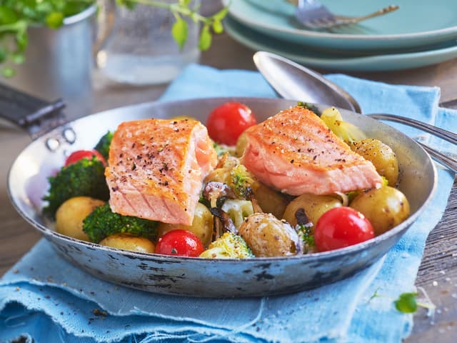 Ovnsbakt laksefilet med brokkoli og tomater